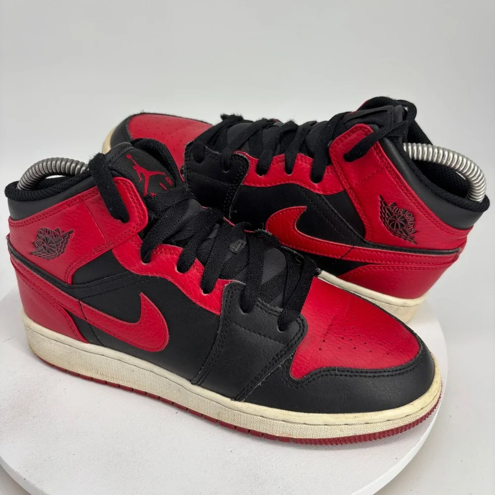 Jordan 1 Mid Sneakers Kids 4.5Y Black Red Banned 554725-074 Leather High Top